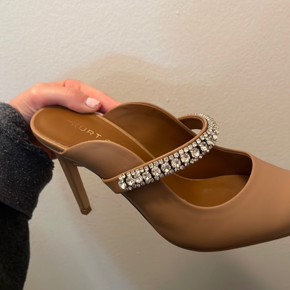 These don’t fit me!!! I adore this shoe. They are so classy.